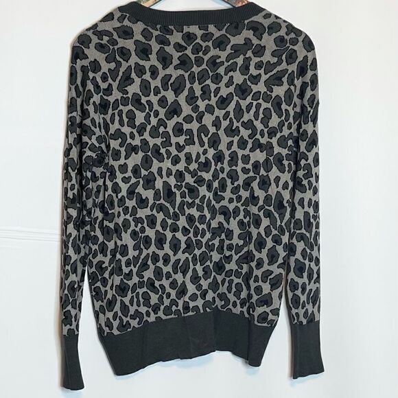 Isaac Mizrahi | Leopard Print Sweater Crew Neck - Picture 5 of 9